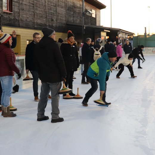 Mitarbeiter der RÖSLE GROUP beim Eisstockschießen | © GRÖMO